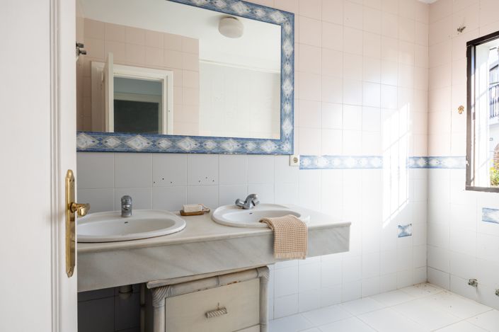 Image No.26-4 Bed Townhouse for sale