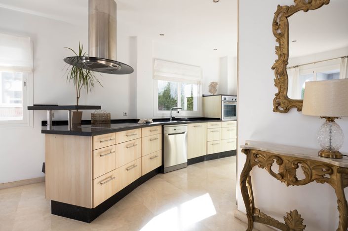 Image No.15-6 Bed House for sale