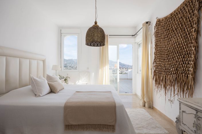 Image No.20-6 Bed House for sale