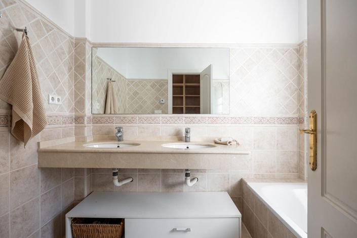 Image No.22-6 Bed House for sale