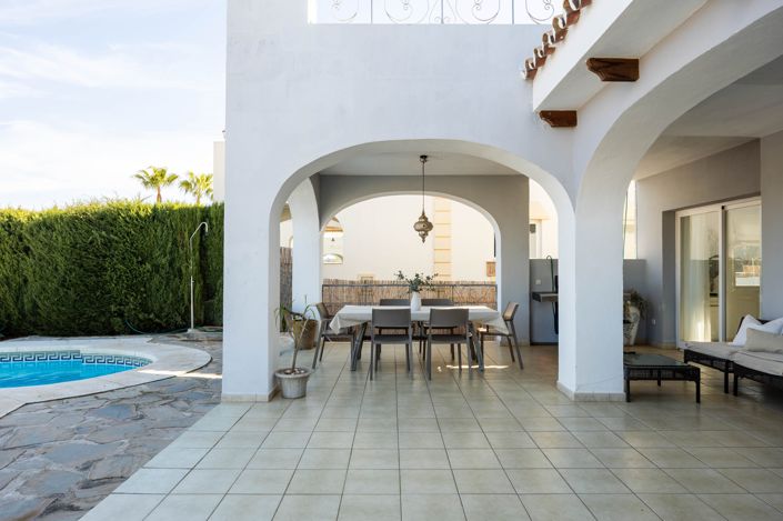 Image No.8-6 Bed House for sale