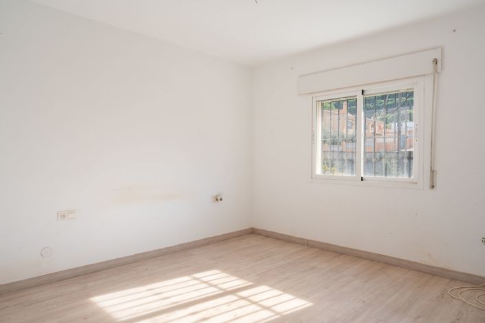 Image No.23-5 Bed House for sale