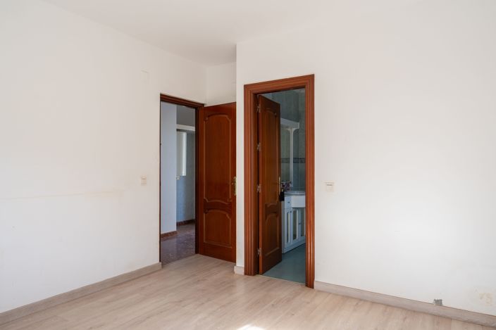 Image No.24-5 Bed House for sale