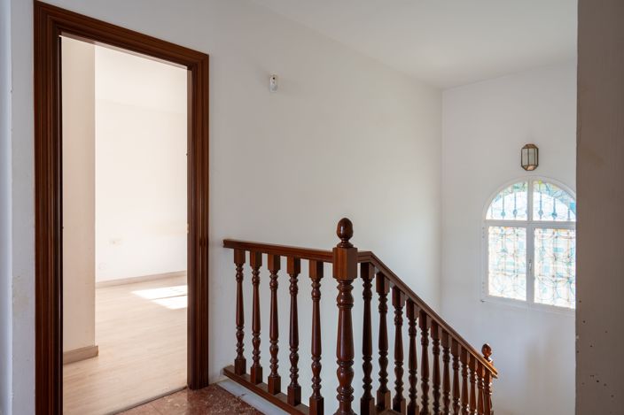 Image No.28-5 Bed House for sale