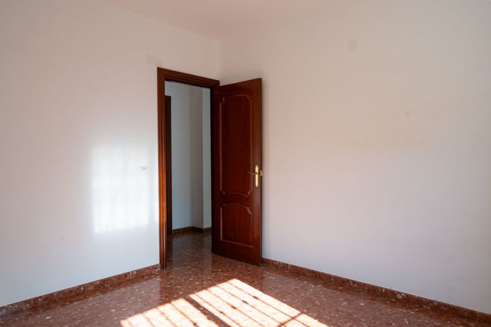 Image No.30-5 Bed House for sale