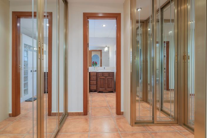 Image No.18-4 Bed House for sale