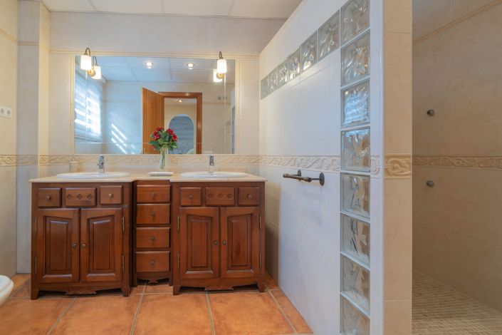 Image No.19-4 Bed House for sale