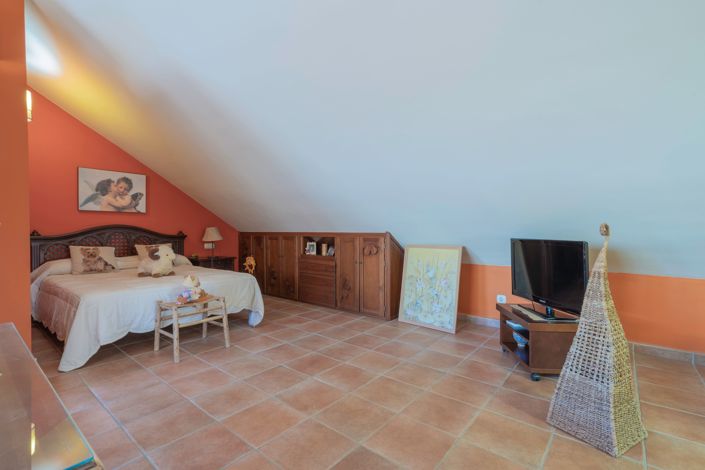 Image No.25-4 Bed House for sale