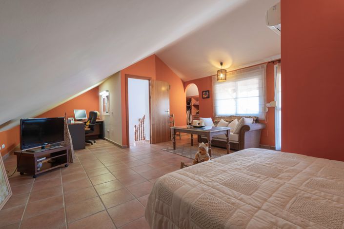 Image No.27-4 Bed House for sale