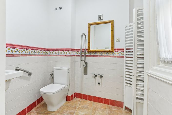 Image No.22-6 Bed Commercial for sale