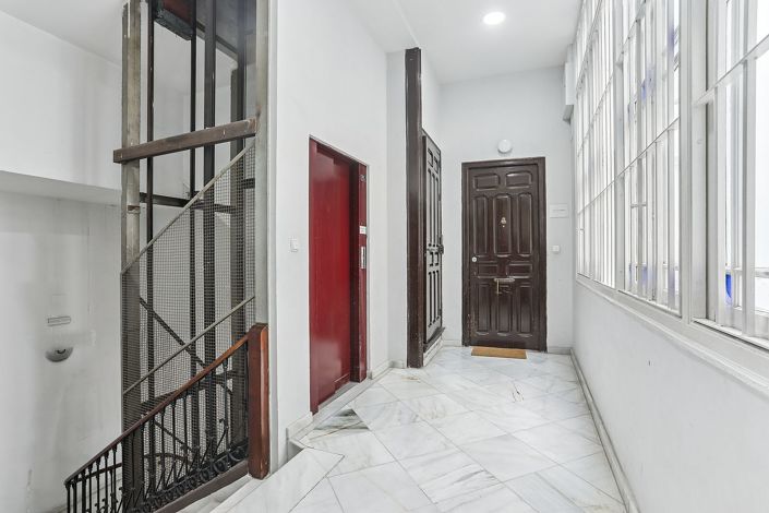 Image No.25-6 Bed Commercial for sale