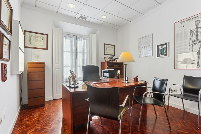 Image No.4-6 Bed Commercial for sale