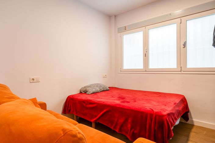 Image No.8-2 Bed Commercial for sale