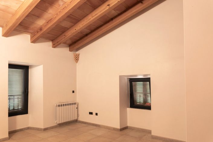 Image No.25-6 Bed House for sale