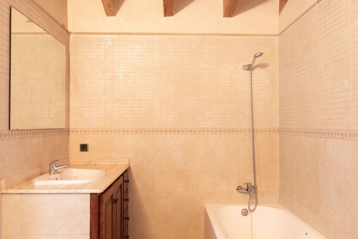 Image No.28-6 Bed House for sale