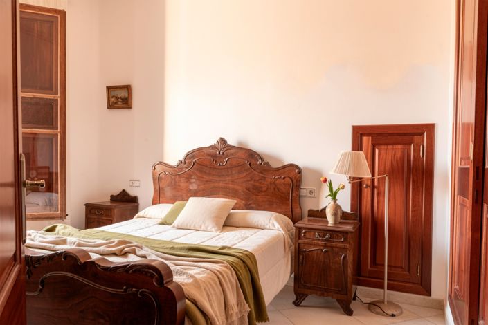 Image No.10-6 Bed House for sale