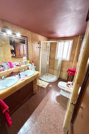 Image No.21-4 Bed Flat for sale