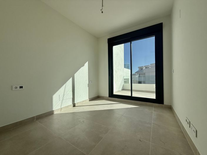 Image No.12-4 Bed Townhouse for sale