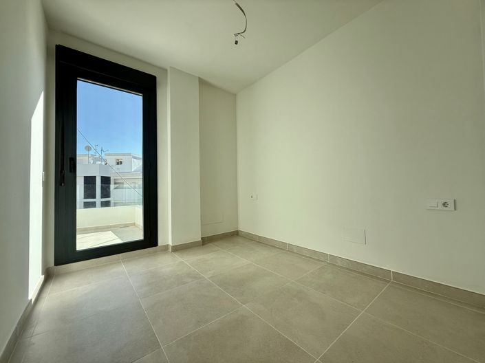 Image No.14-4 Bed Townhouse for sale