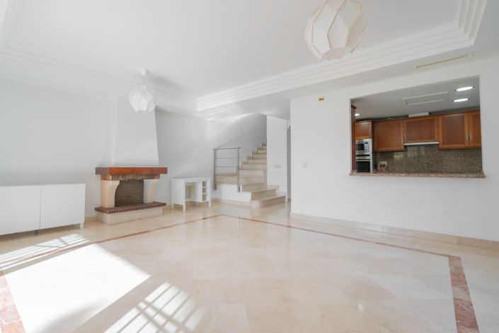 Image No.10-3 Bed House for sale