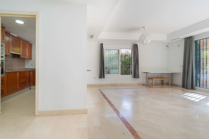Image No.11-3 Bed House for sale