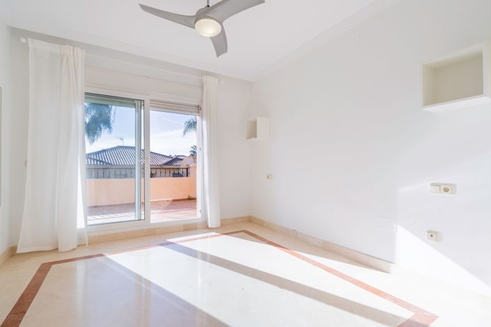 Image No.17-3 Bed House for sale