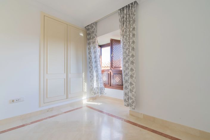 Image No.24-3 Bed House for sale