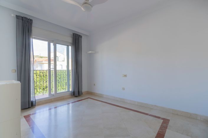 Image No.25-3 Bed House for sale