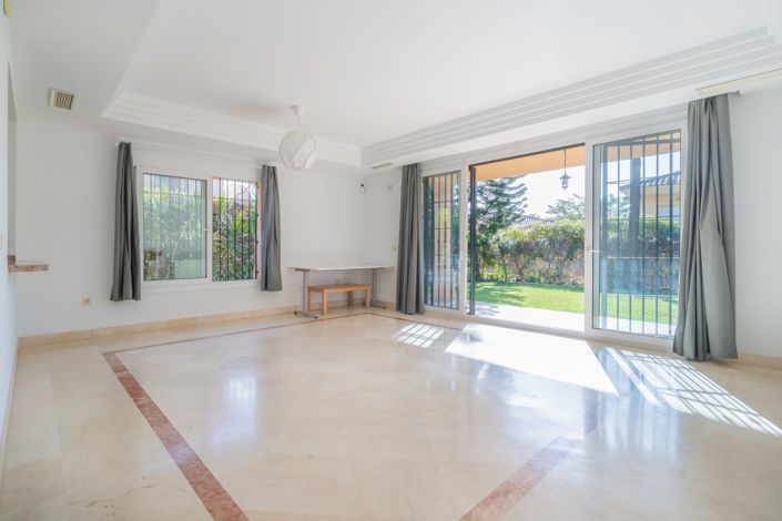 Image No.8-3 Bed House for sale