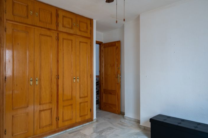 Image No.19-3 Bed Flat for sale