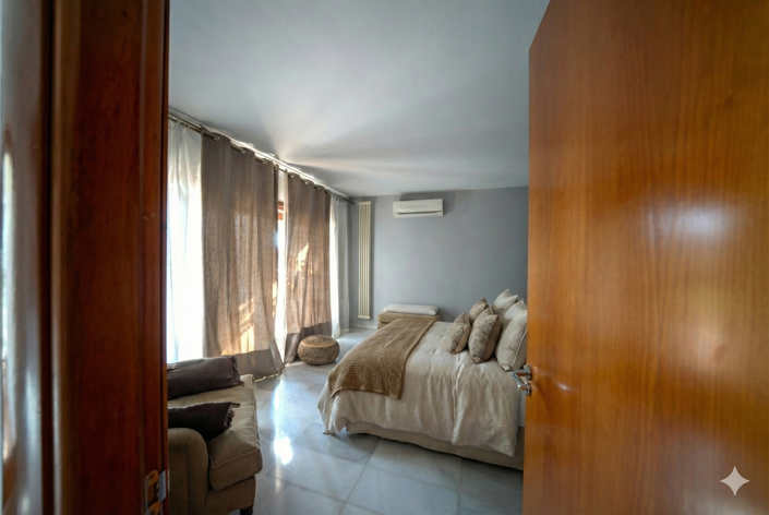 Image No.14-7 Bed Villa for sale