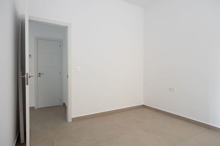 Image No.11-6 Bed Townhouse for sale