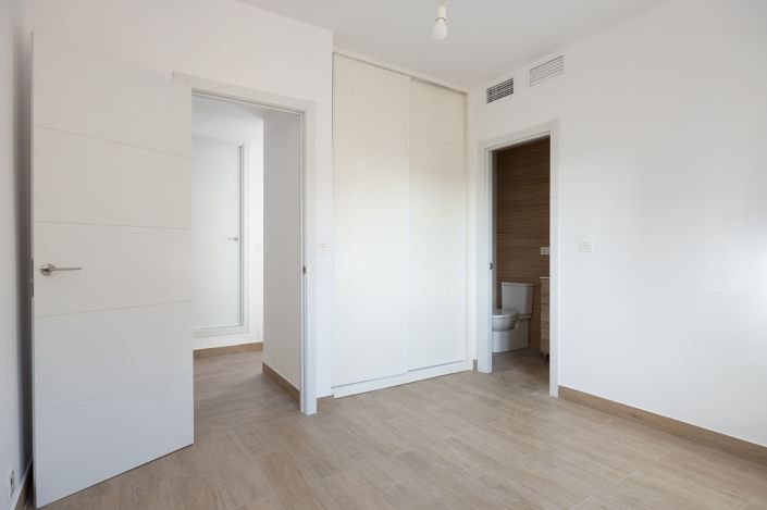 Image No.25-6 Bed Townhouse for sale