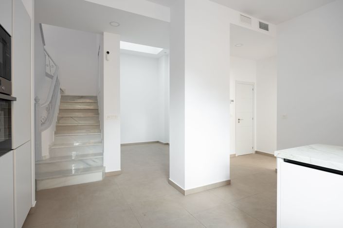 Image No.8-6 Bed Townhouse for sale