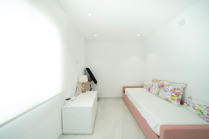 Image No.18-4 Bed House for sale