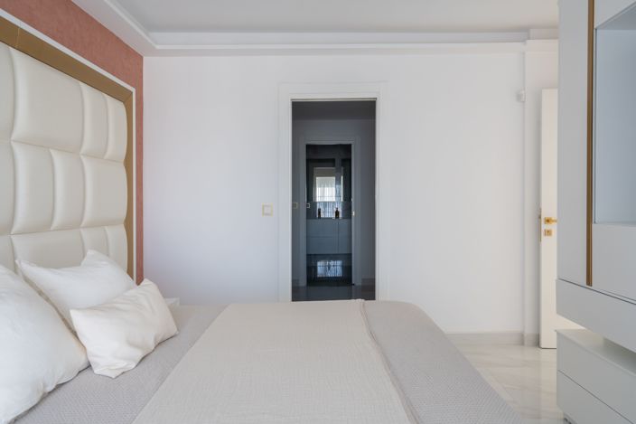 Image No.17-4 Bed House for sale