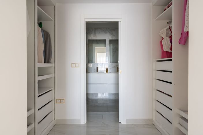 Image No.18-4 Bed House for sale