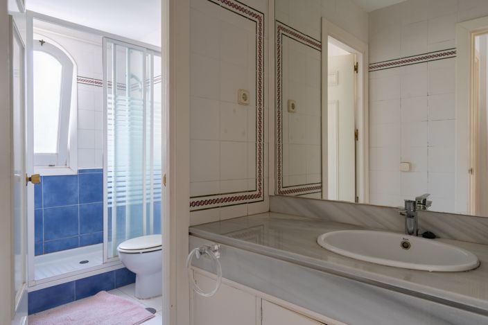 Image No.18-4 Bed House for sale