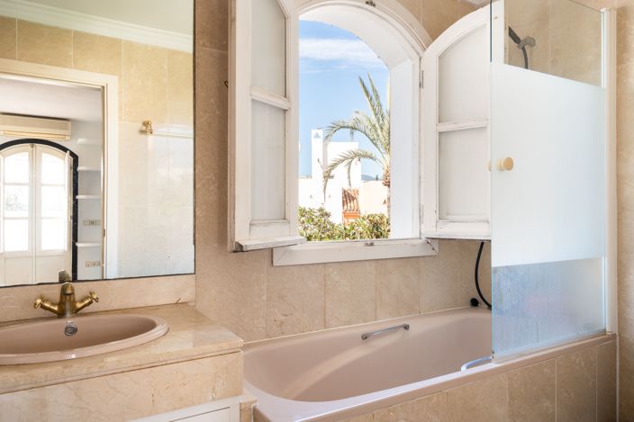 Image No.21-4 Bed House for sale