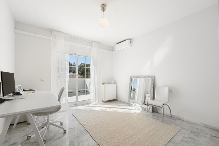 Image No.20-4 Bed House for sale