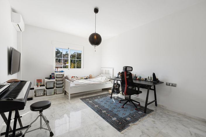 Image No.21-4 Bed House for sale