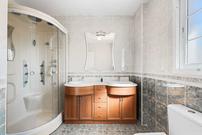 Image No.22-4 Bed House for sale