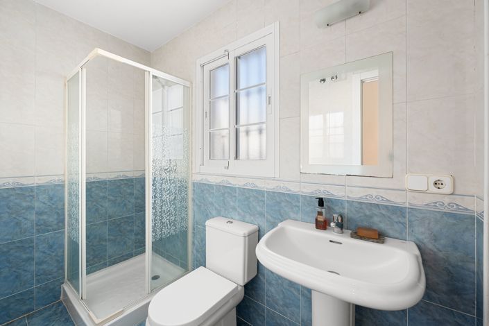 Image No.25-4 Bed House for sale