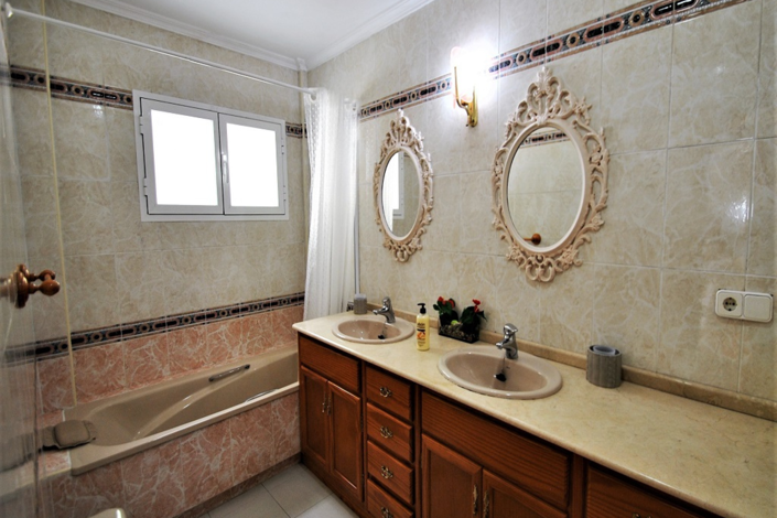 Image No.10-4 Bed House for sale