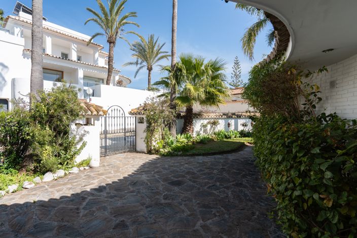 Image No.26-5 Bed Villa for sale