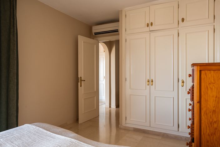 Image No.20-4 Bed House for sale