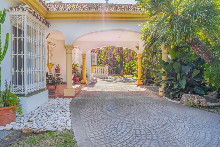 Image No.10-8 Bed Villa for sale