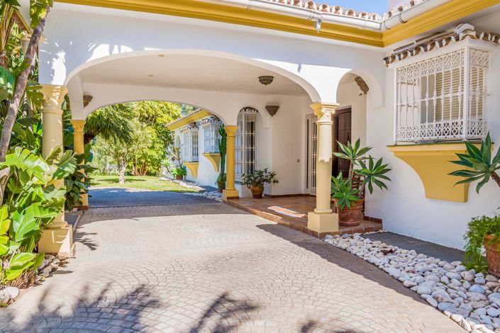 Image No.9-8 Bed Villa for sale