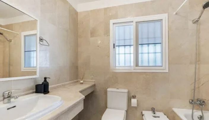 Image No.18-4 Bed House for sale