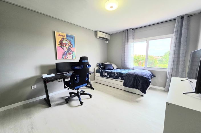 Image No.19-4 Bed House for sale